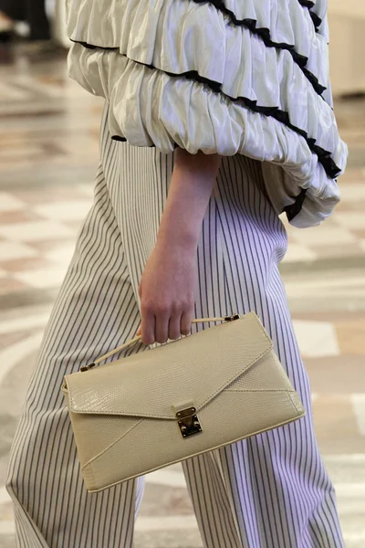 Look 80